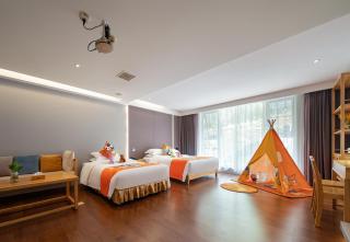 Zhangjiajie Landscape Courtyard Hotel - About 800 meters east of the forest park entrance , Bus Stn&English Butler Service&Luggage storage-Free airport pick-up or drop-off for Reserve of 4 nights or more - 1