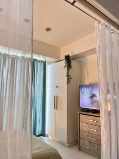 Pineapple Heads Staycation by Azure Urban Resort and Residences - 1