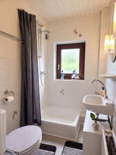 Worker's Apartment - Space for 5 - 2BR - Long Stay - 6