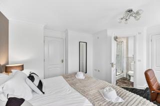 Stylish Townhouse with Driveway Parking, Pool Table, Super-Fast Wifi and Smart TVs by Yoko Property - 5