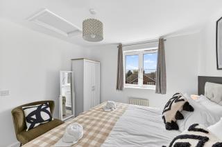 Stylish Townhouse with Driveway Parking, Pool Table, Super-Fast Wifi and Smart TVs by Yoko Property - 1