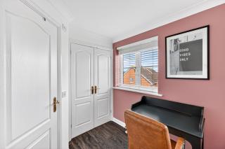 Stylish Townhouse with Driveway Parking, Pool Table, Super-Fast Wifi and Smart TVs by Yoko Property - 8