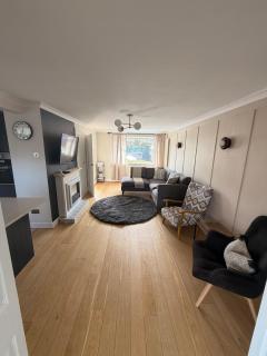 Rock House 4 Bed 3 Bedroom SKY Oundle Peterborough - 8