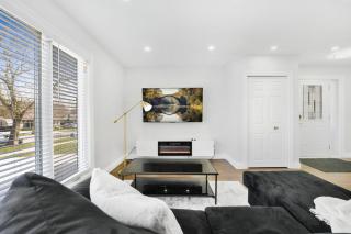 Luxury Estate Renovated 3 BD with 65inch TV WFH that Sleeps 9 - 4