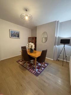 Stylish 2 Bed House, Near City Centre - 7