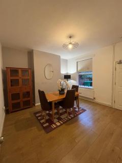 Stylish 2 Bed House, Near City Centre - 5