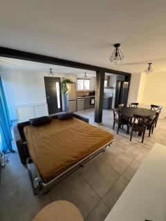 Appartement à Cuxac d'Aude proche Narbonne avec 2 chambres, 6 couchages, lit bébé jardin et parking - 4