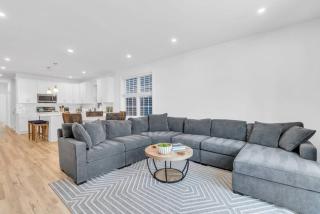 3 Stories w/86" TV | Keurig | Pro Cleaned | Garage - 7