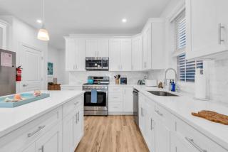 3 Stories w/86" TV | Keurig | Pro Cleaned | Garage - 4