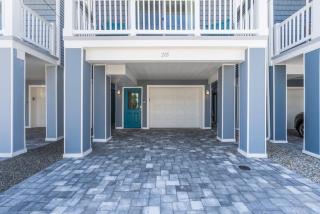 3 Stories w/86" TV | Keurig | Pro Cleaned | Garage - 1