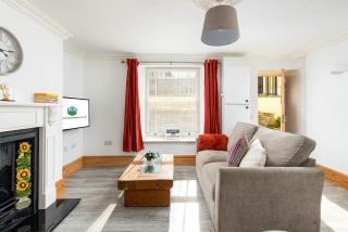 Central Basement Flat-Parking-By FabAccommodation - 4