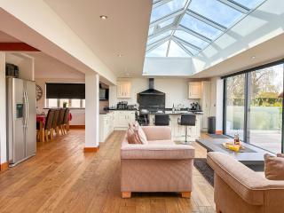 NEW Luxury Home with HotTub, Cinema and Firepit - 8