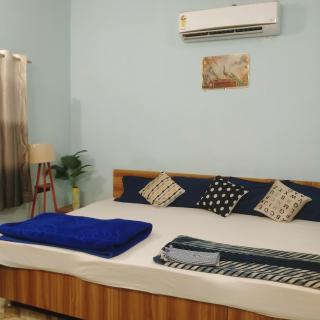 Shreeram Home Stay Budget AC Rooms WiFi & Parking Near Temple - 0