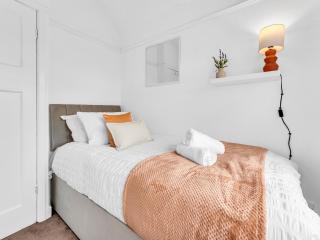 Free Parking, Near Retail Park, Pool Table, Large Garden - 2