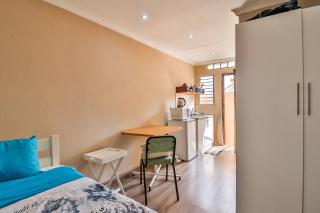 Cozy Private Studio Flat in Westdene, Johannesburg - 9
