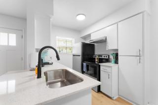Central Hyde Park 2BR king suites close to UT, Moody Center, DT - 4