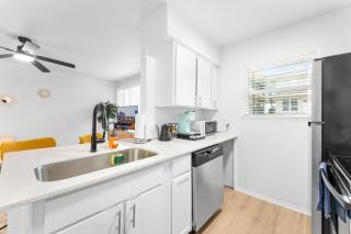 Central Hyde Park 2BR king suites close to UT, Moody Center, DT - 2