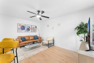 Central Hyde Park 2BR king suites close to UT, Moody Center, DT - 1