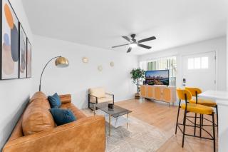 Central Hyde Park 2BR king suites close to UT, Moody Center, DT - 0