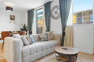 Luxe 2Bd, City Stay, Cheap Parking, Fast Wi-fi - 3