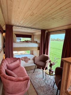 CRASH'NSTAY - Moppie Avenue - 8