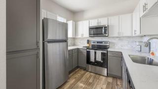 Landing Chic 1BD in Cityview - 6