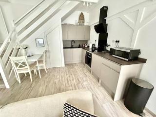 Cosy Coastal Cottage - 3