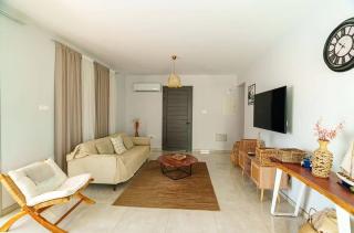 Spacious and modern retreat set near Konnos Bay ! - 5