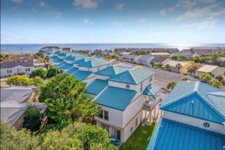 Steps from the Beach w/ pool & beach gear included - 2