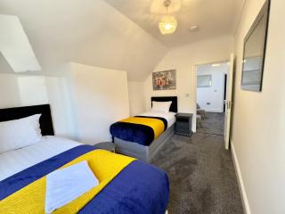 Spacious 3-Bed Home with Garden, Private Parking, Smart Tv's, Fast Wi-Fi - Londra - 9