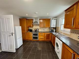 Spacious 3-Bed Home with Garden, Private Parking, Smart Tv's, Fast Wi-Fi - Londra - 6