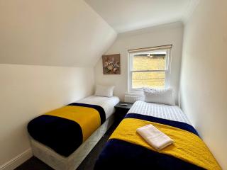 Spacious 3-Bed Home with Garden, Private Parking, Smart Tv's, Fast Wi-Fi - Londra - 7