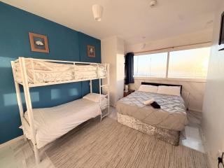 Cherish Lewis Sea View Hotel - 1
