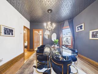 Wrigleyville Art Deco Retreat Garage - 6