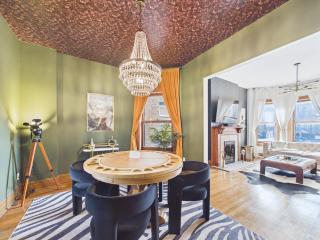 Wrigleyville Art Deco Retreat Garage - 1