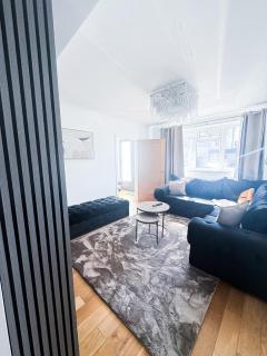 Family 3BR Home with Parking & Garden Sleeps 6 - 0