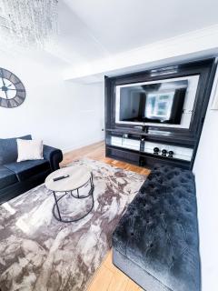 Family 3BR Home with Parking & Garden Sleeps 6 - 7