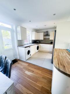 Family 3BR Home with Parking & Garden Sleeps 6 - 6