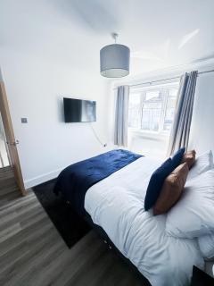 Family 3BR Home with Parking & Garden Sleeps 6 - 5