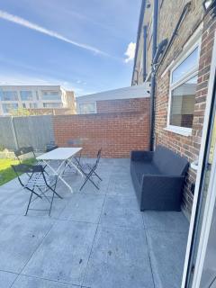 Family 3BR Home with Parking & Garden Sleeps 6 - 1