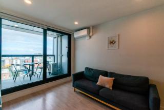High Floor Modern 2 Bedroom Apt opposite Skytower - 1