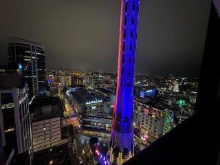 High Floor Modern 2 Bedroom Apt opposite Skytower - 0
