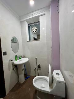 2BR Chic Charcoal & Chocolate Designer Apartment - 8
