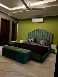 2BR Chic Charcoal & Chocolate Designer Apartment - 4