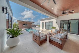 Cozy Modern Villa - Heated Pool & Spa - BBQ - Water View - 1