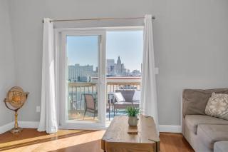 Jennifer's Penthouse Panoramic City Views w Deck - 1