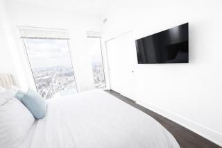 Skyline Luxury Suite Floor to Ceiling Views King Bed Balcony - 7
