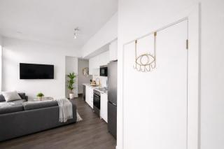 Skyline Luxury Suite Floor to Ceiling Views King Bed Balcony - 5