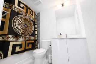 Skyline Luxury Suite Floor to Ceiling Views King Bed Balcony - 3