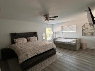4 bed, 3 bath, 2 half-bath property with screened-in heated pool, 10 minutes drive to Siesta Beach and Downtown Sarasota - 5